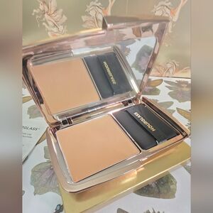 Translucent Tan - Hourglass Vanish Airbrush pressed Powder - Tan